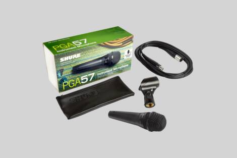 Illustration Shure PGA57 with XLR to XLR cable